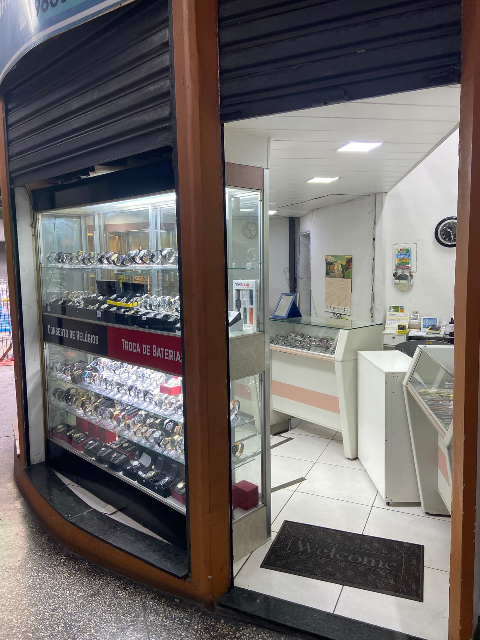 Vitrine de relógios na entrada