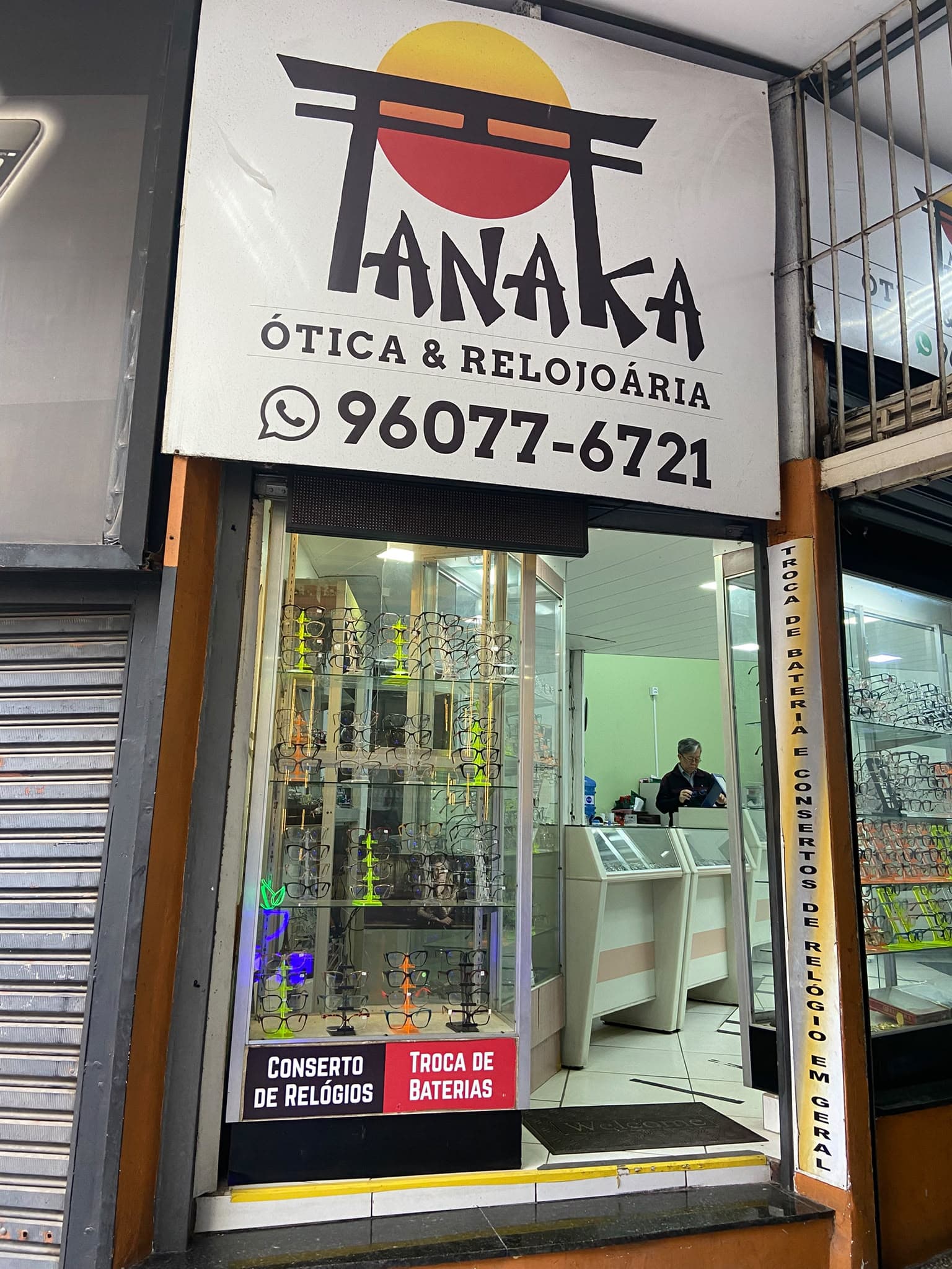 Fachada da Tanaka Ótica & Relojoaria na Rua São Bento
