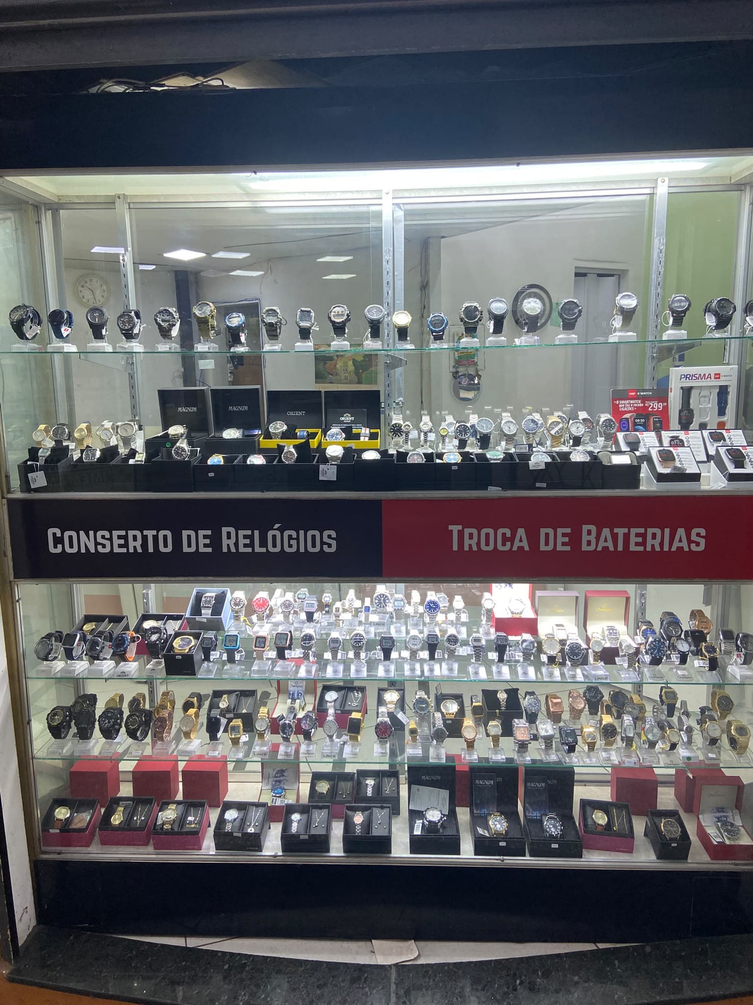 Vitrine de relógios da Tanaka, com Orient, Magnum, Lince e Champion
